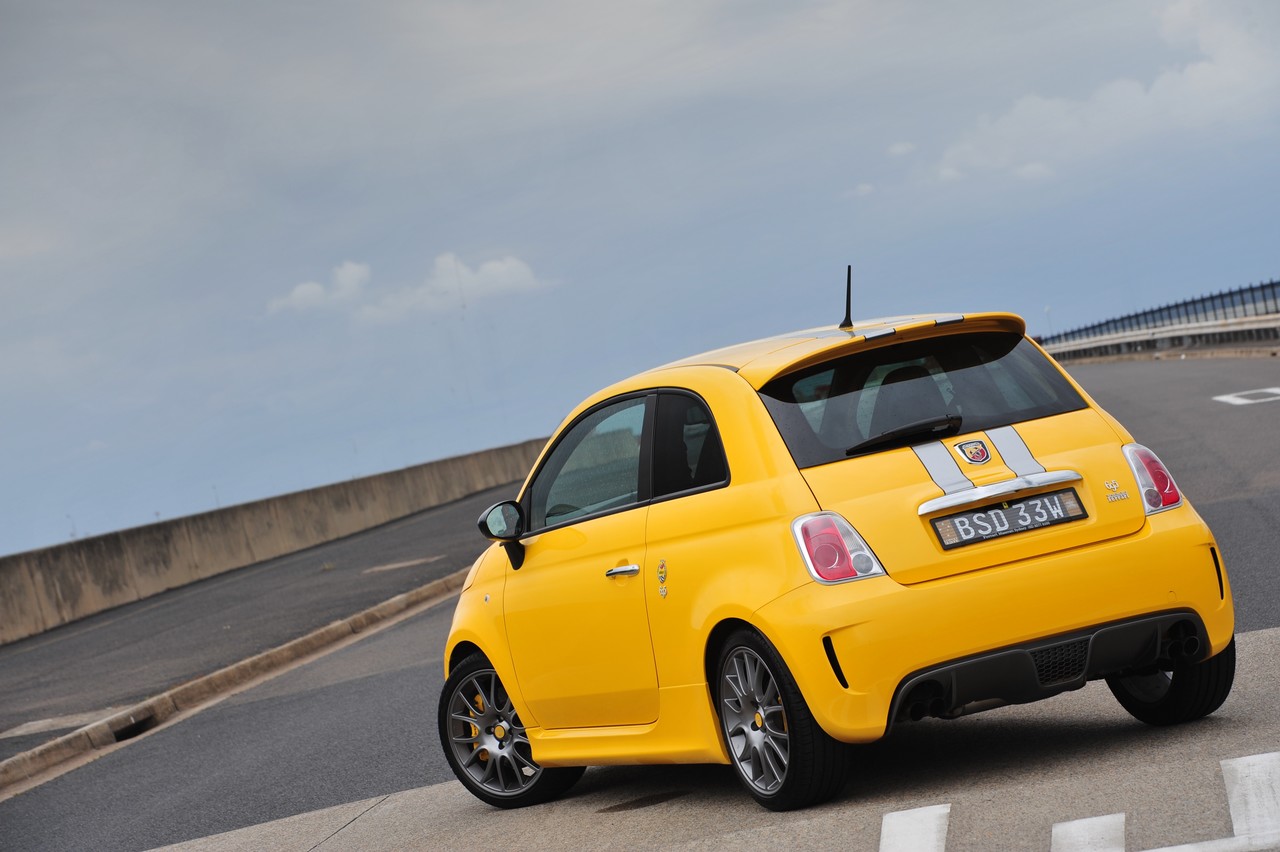 Videos: Abarth 695 Tributo Ferrari (2011-12)